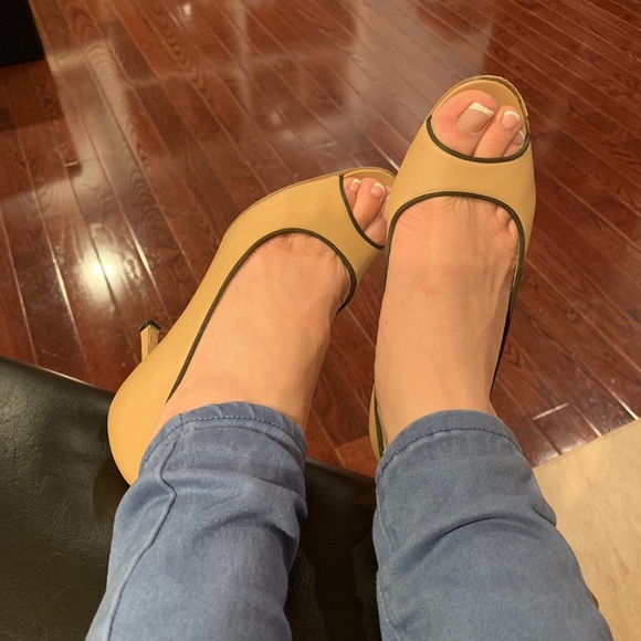 MANOLO BLAHNIK ‘Canazza’ Peep Toe Pumps - Picture 3 of 10